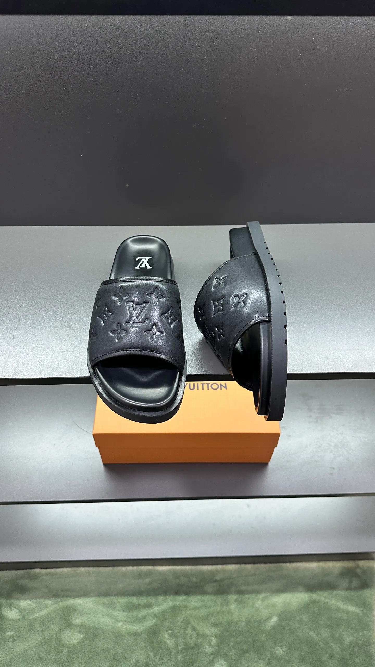 [L Home] P: 300💰Size: 38-45 Top purchasing lv men's summer slippers, classic presbyopia with soft real leather lining, unique color splicing effect, distinctive personality, fashionable and trendy essential style, light and comfortable. Lightweight and tough rubber insole, micro ridged foam outsole, super comfortable!